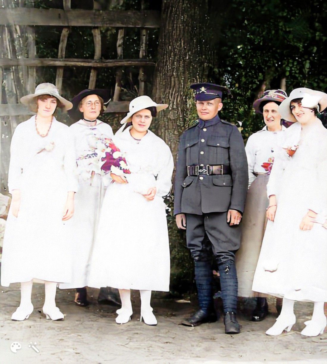 Maud und Bert an ihrem Hochzeitstag im Jahr 1917. Foto koloriert und verbessert mit MyHeritage