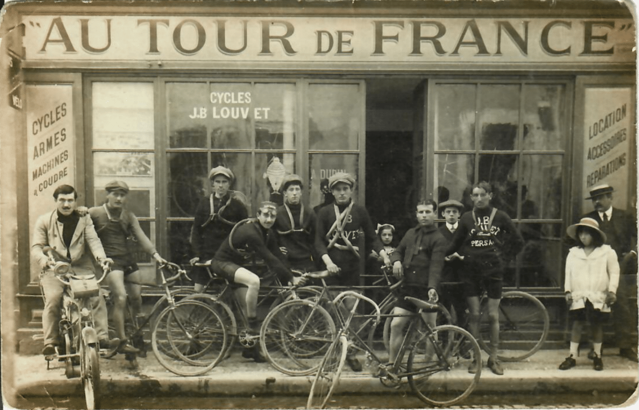 Au Tour de France en 1914. Photo publiée avec l'aimable autorisation de Valérie Sabries-Vives, colorisée et améliorée par MyHeritage.
