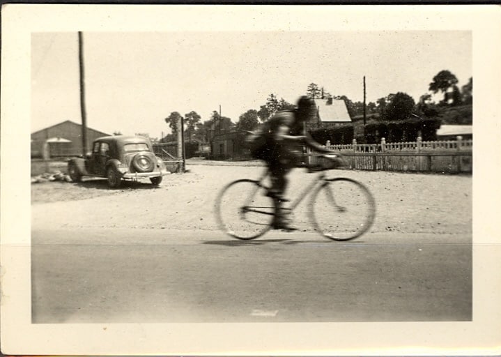 Custodio Dos Reis neemt deel aan de wedstrijd in de Tour de France, 1949. Photo met toestemming Sara Picazo, ingekleurd en verbeterd door MyHeritage