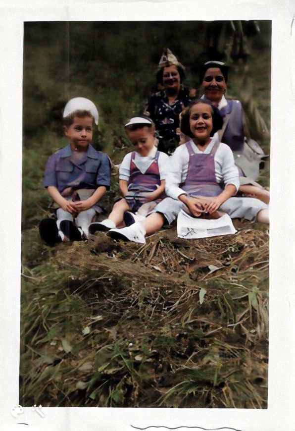 Colette Fontanié (vooraan in het midden) met haar broer, neef, moeder en tante. Foto met dank aan Colette Fontanié, ingekleurd en verbeterd door MyHeritage