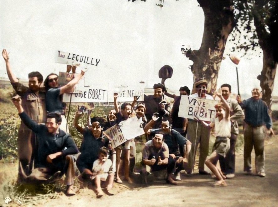 En attendant le Tour avec enthousiasme en 1954. Photo publiée avec l'aimable autorisation de Jean Malafosse, colorisée et améliorée avec les outils de MyHeritage.<br />
