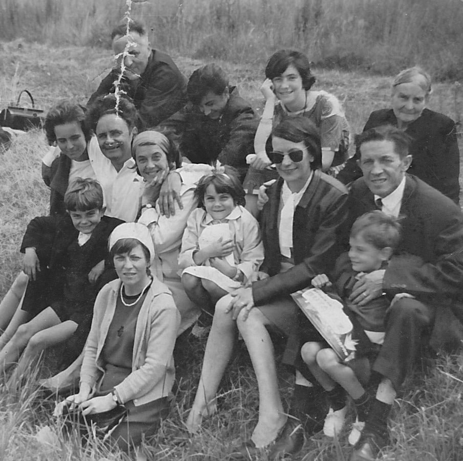 Jean-Luc Magré als kind (eerste rij links), met zijn ouders, broers en zussen, oom, tante, neef en grootmoeder. Foto met dank aan Jean-Luc Magré, ingekleurd en bewerkt door MyHeritage