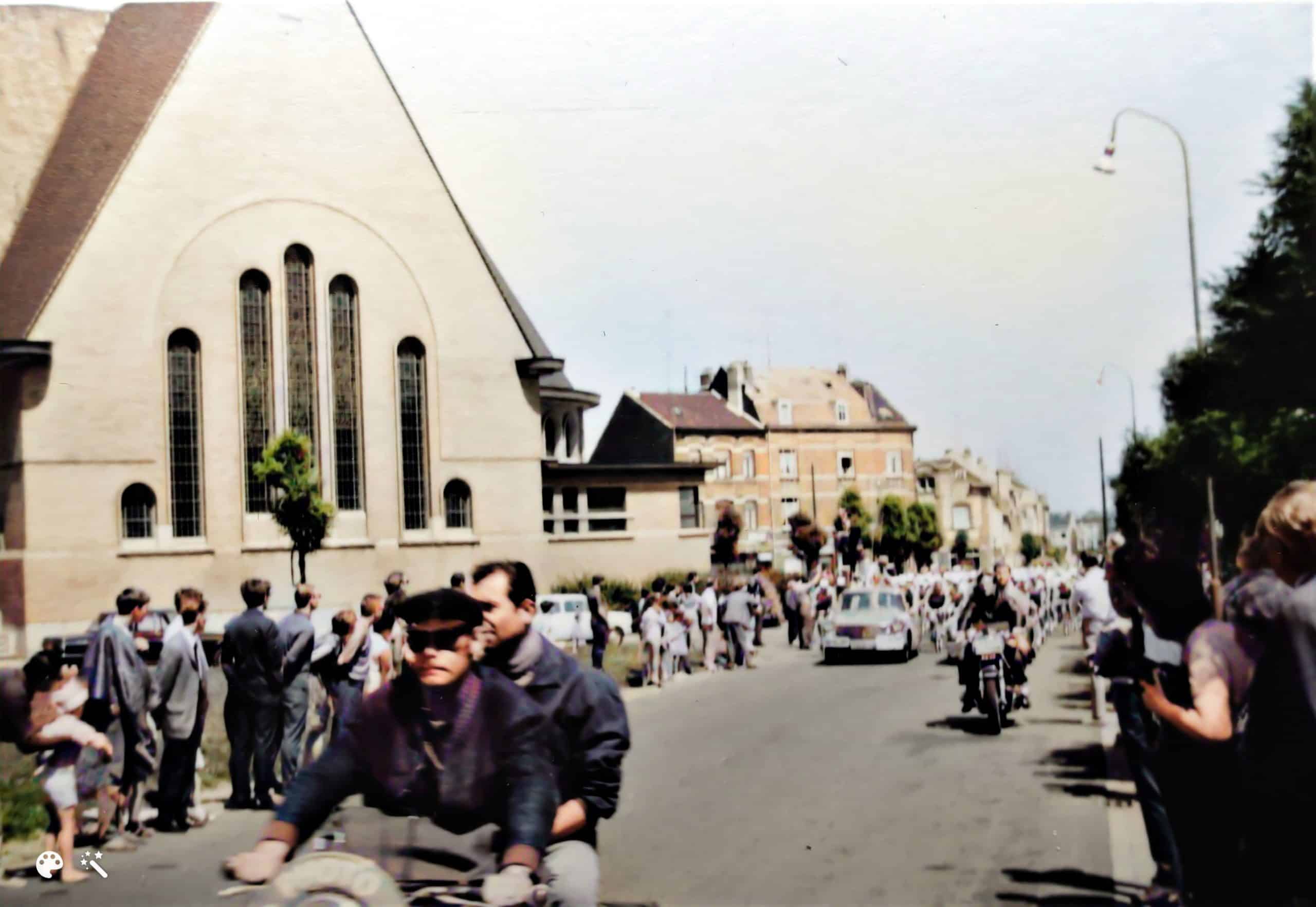 Détour par la Belgique lors du Tour de France en 1968. Photo publiée avec l'aimable autorisation de Christian Polfliet, colorisée et améliorée avec les outils de MyHeritage.