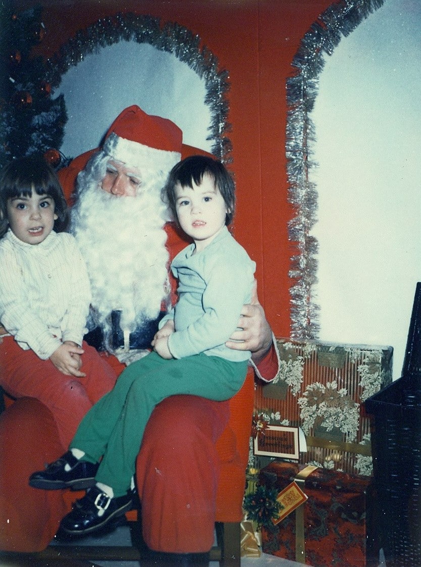 Cathys Tochter und Nichte mit dem Weihnachtsmann. Foto verbessert und Farben restauriert mit MyHeritage