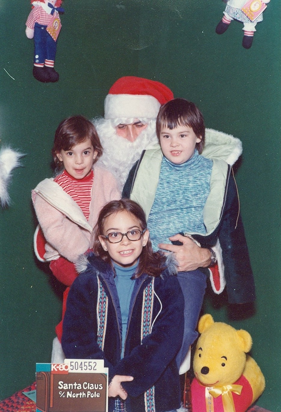 Cathys datter og to niecer med julemanden. Foto forbedret og farverne restaureret af MyHeritage