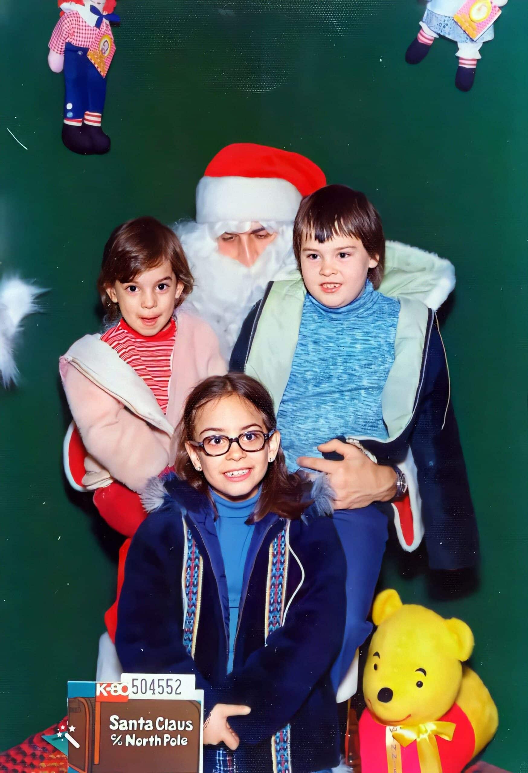 Cathys Tochter und zwei Nichten mit dem Weihnachtsmann. Foto verbessert und Farben restauriert mit MyHeritage