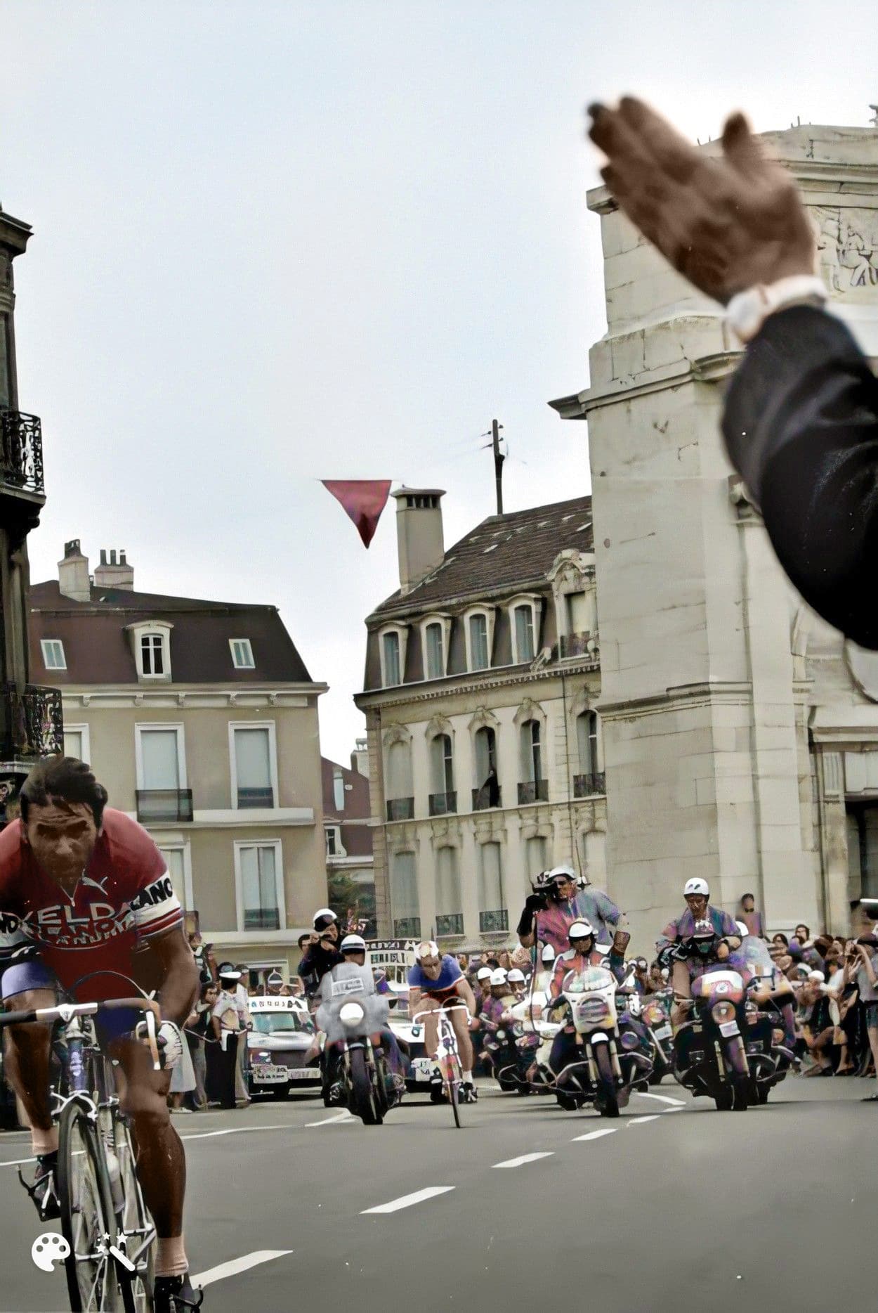Bernard Hinault komt aan in Nancy tijdens de Tour de France van 1978. Foto met dank aan Bruno Tesson, ingekleurd en verbeterd door MyHeritage