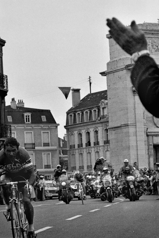 Bernard Hinault komt aan in Nancy tijdens de Tour de France van 1978. Foto met dank aan Bruno Tesson, ingekleurd en verbeterd door MyHeritage