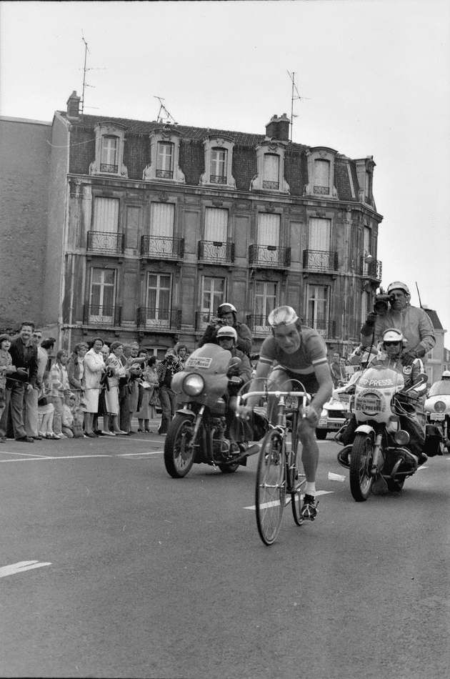 Bernard Hinault neemt de leiding tijdens de Tour de France van 1978. Foto met dank aan Bruno Tesson, ingekleurd en verbeterd door MyHeritage