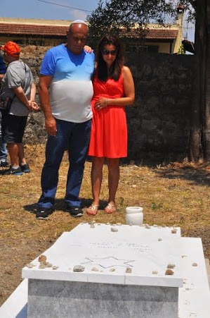 Bild: Yvette und Avraham erweisen Savvas die letzte Ehre