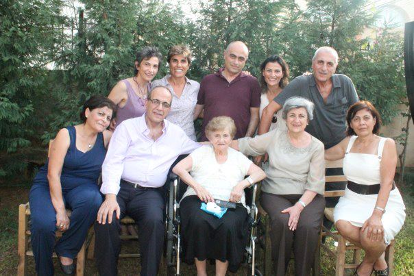 Elías y sus hermanos. De pie (de izquierda a derecha): Aimee, Antonieta, Daniel, Edith y Wadih; sentados: Zeina, Elias, su  madre Hilene, Layla y Jeanine