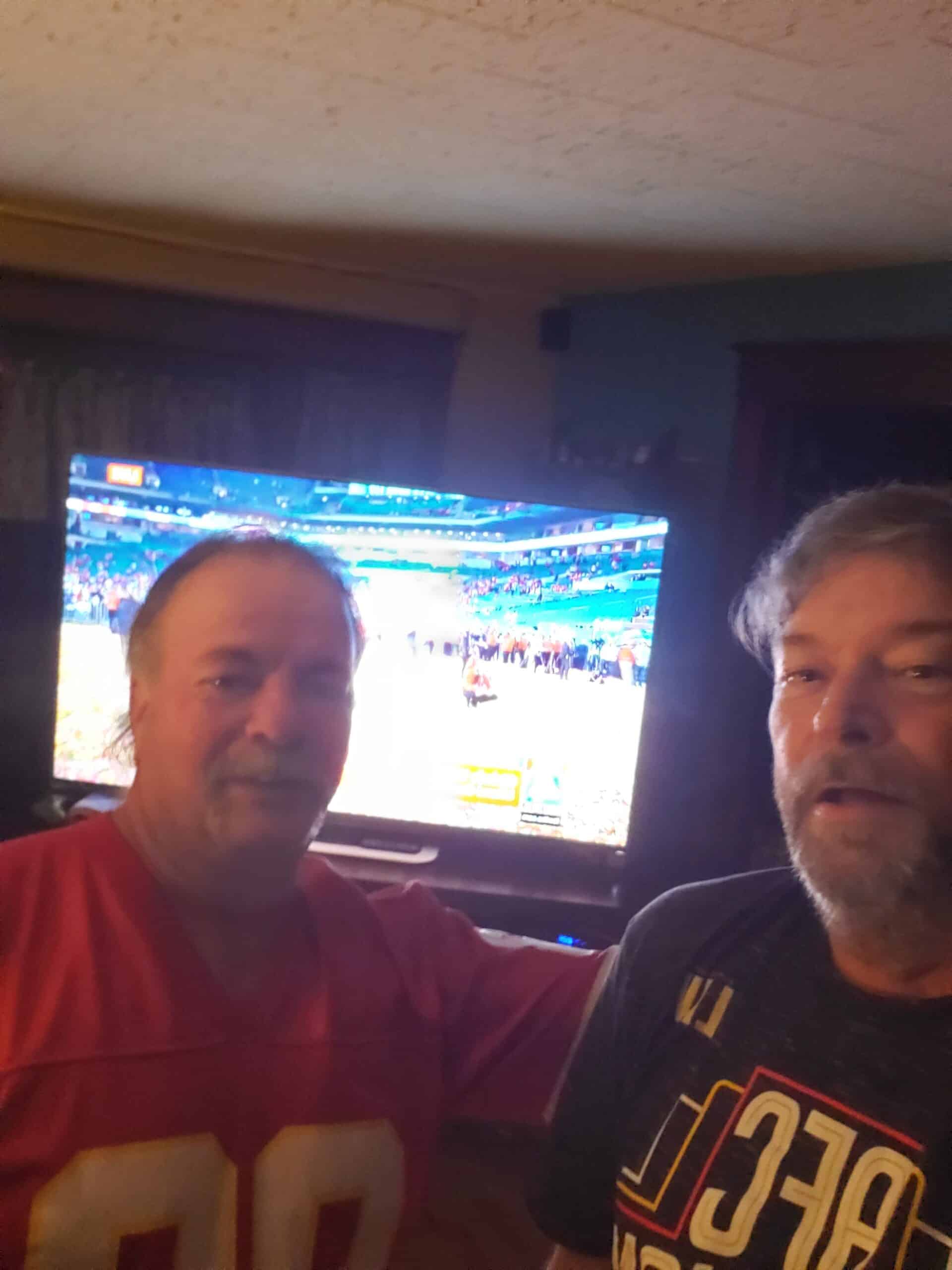 Min bror og jeg side ved side i stuen hans mens vi så på en Chiefs-kamp