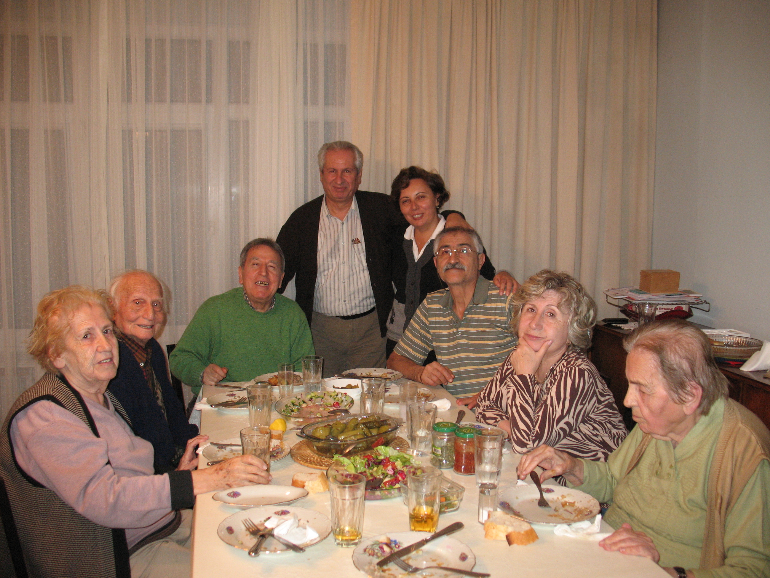 Op een familiebijeenkomst in 1999 met oudere familieleden die toen nog in leven waren.