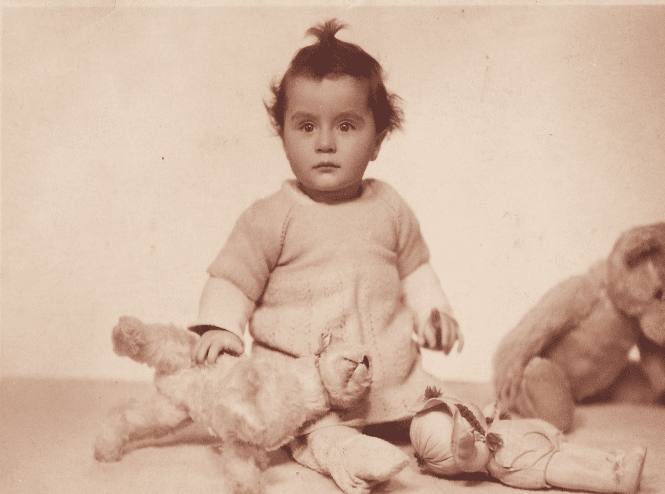 Alice som en baby. Forbedret og farvelagt foto af MyHeritage