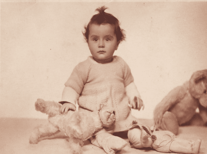 Alice som baby. Fotot förbättrat och färglagt av MyHeritage