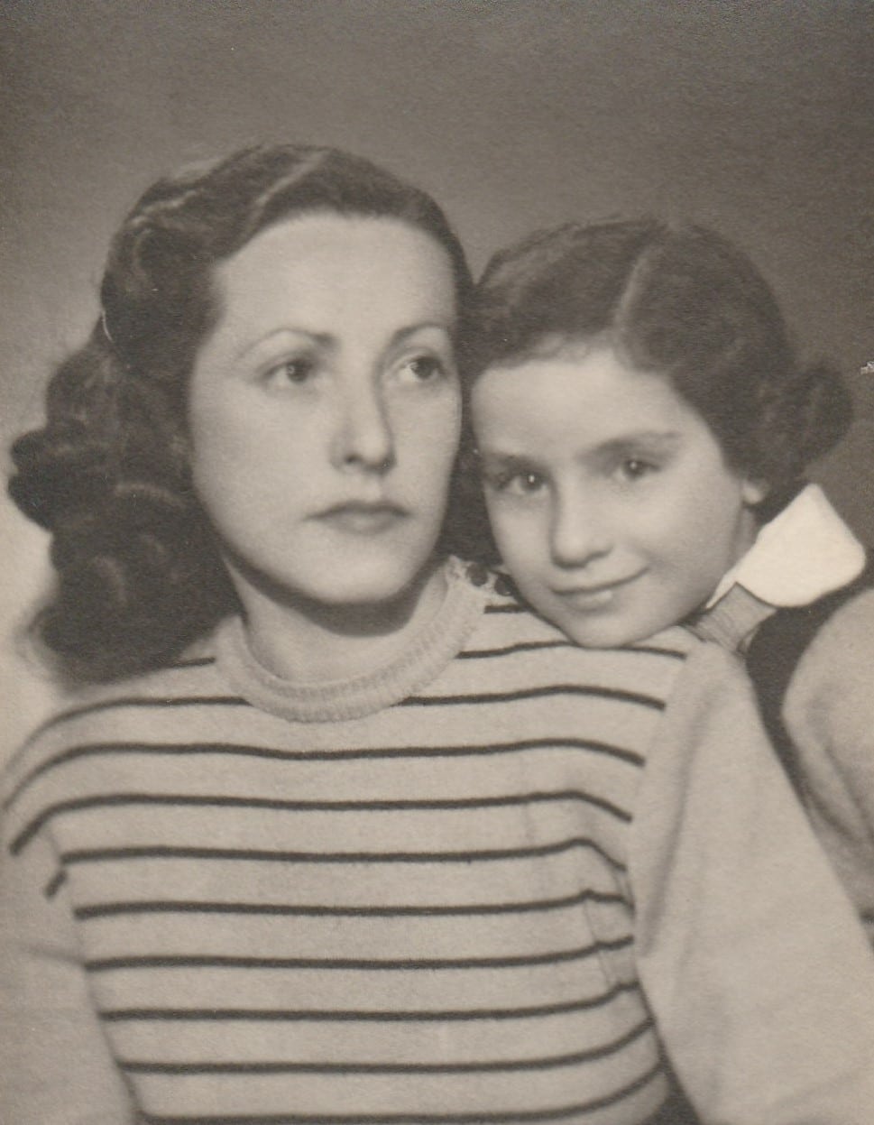 Edith och Alice efter kriget. Fotot förbättrat och färglagt av MyHeritage