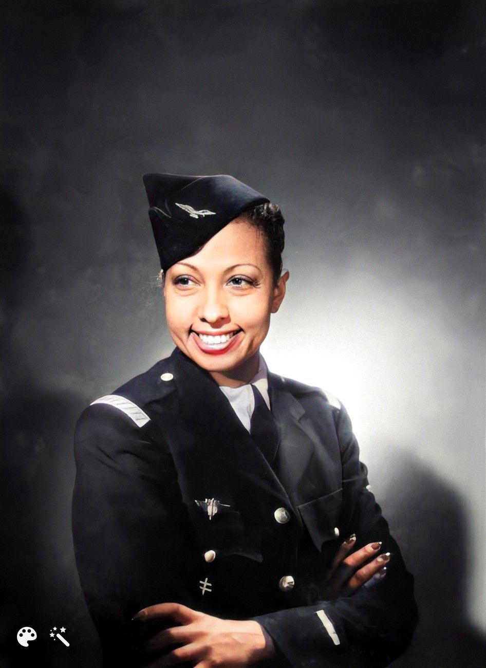 Josephine Baker in haar militaire uniform. Foto ingekleurd met MyHeritage foto tools. Originele foto door Studio Harcourt.