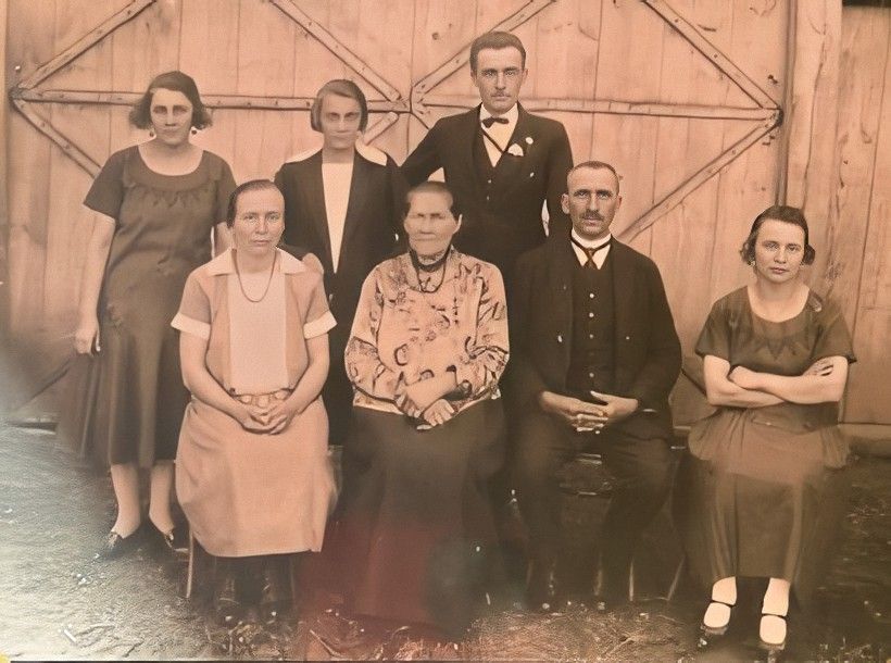 Becky’s grandmother’s parents, Antonina and Walenty Nowosadski, and their children who stayed in Poland. Photo enhanced and colorized by MyHeritage