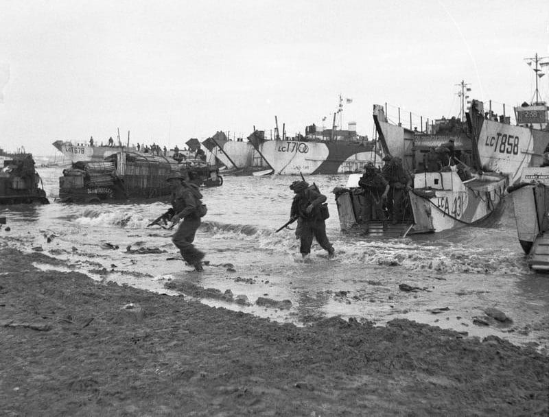 Des troupes britanniques débarquent à Jig Green, secteur de Gold Beach