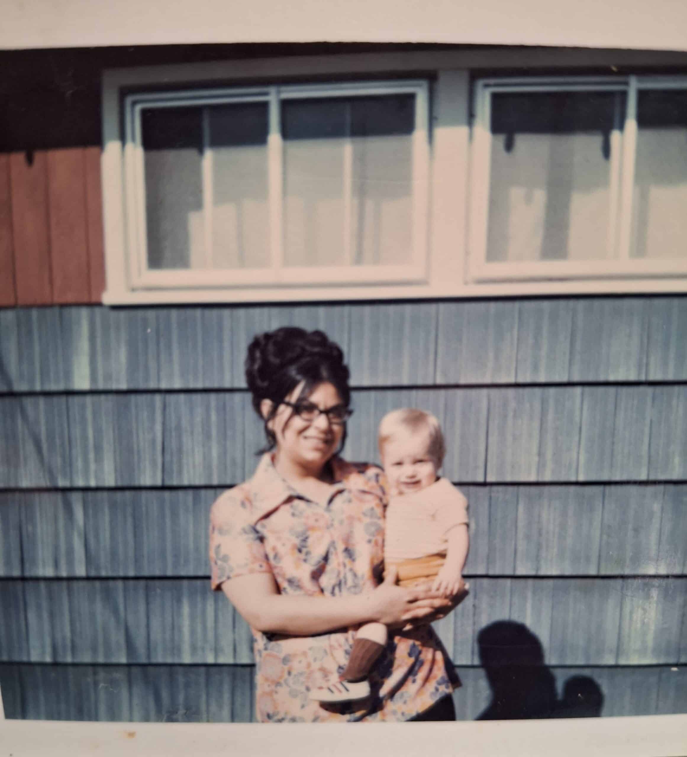 Carl mit seiner Adoptivmutter, Louise De Lio. Foto verbessert und Farben restauriert mit MyHeritage.