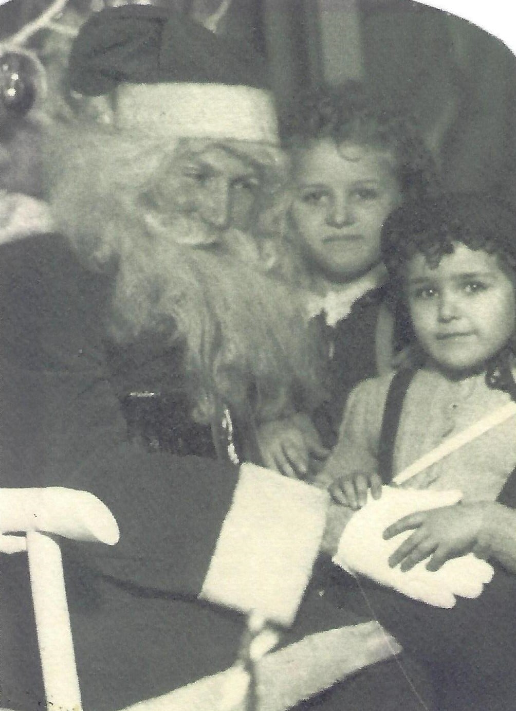 Carol og Roberta på julemandens knæ. Forbedret og repareret af MyHeritage