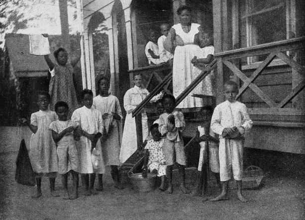 Boarding School for children of Surinamese missionaries, 1915. Source: Vier maanden in Suriname. H. Weiss. Nijkerk: G.F. Callenbach, 1915.