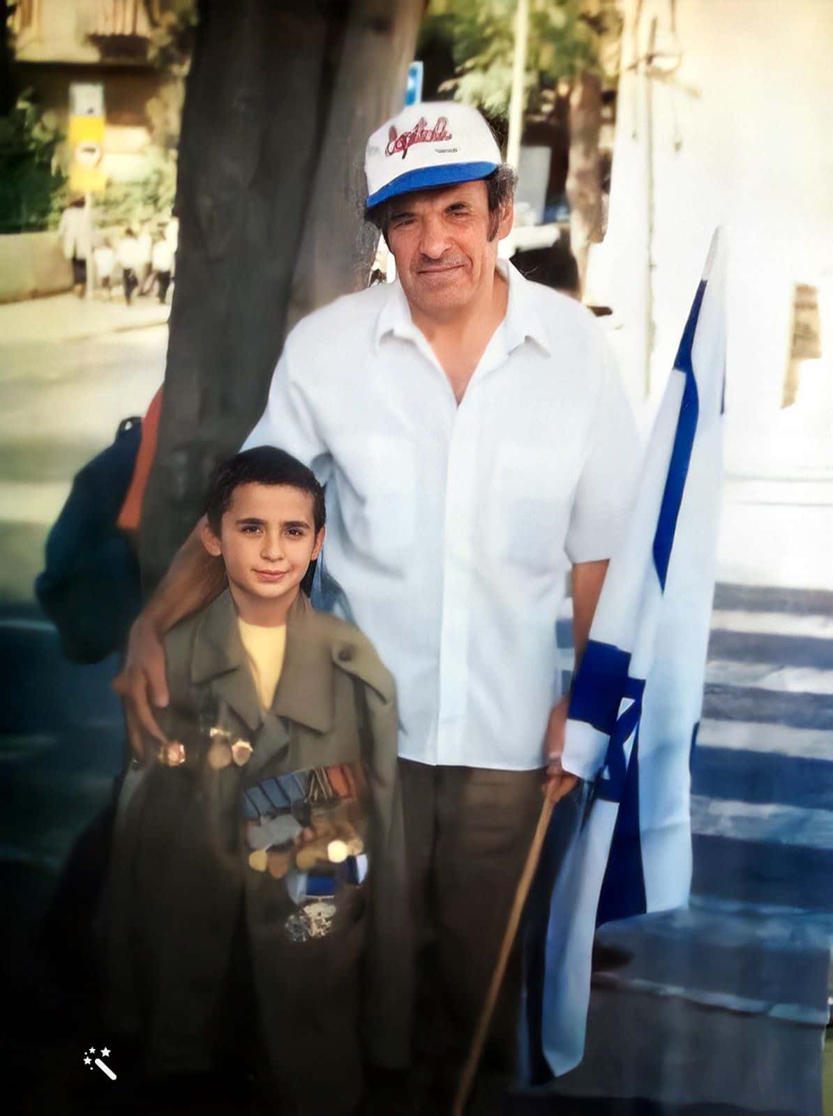 Josef (8 Jahre) und Roman bei einem Marsch zum Tag des Sieges Mitte der 90er Jahre. Foto verbessert und Farben restauriert mit MyHeritage