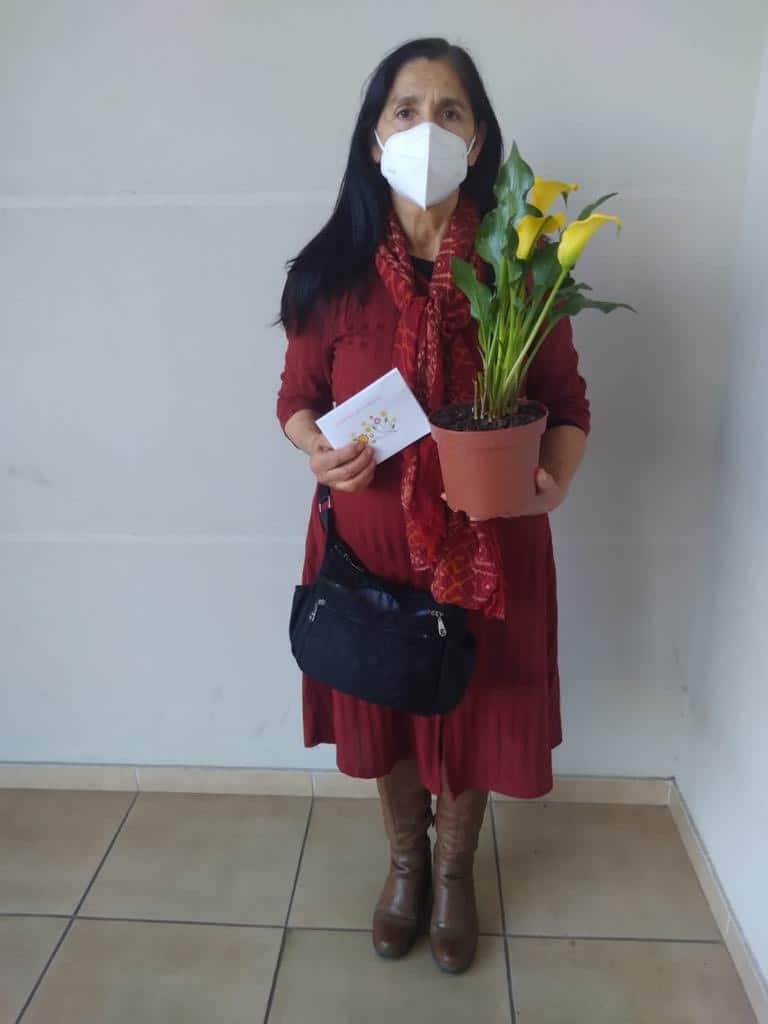 Cristinas biologiska mamma, Laura Rosa, med ett mors dagskort och blommor från Cristina