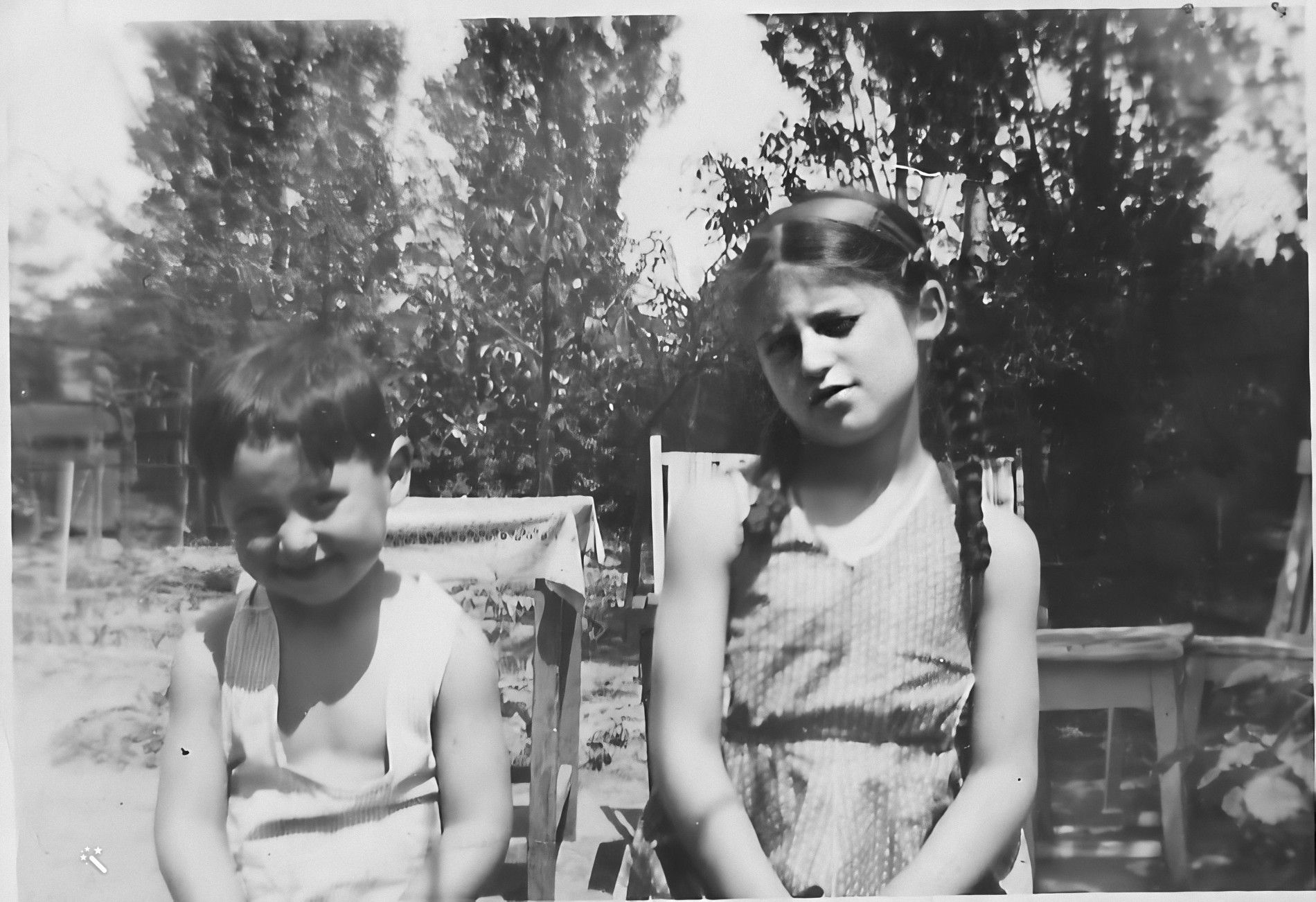 Eva e seu irmãozinho Tamás (foto aprimorada no MyHeritage)
