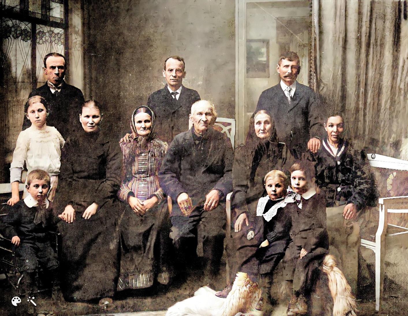 Familie von Josef Bayer III., meinem Urgroßvater (hintere Reihe, ganz rechts), um 1912, einschließlich meiner Urgroßmutter, seiner zweiten Frau Anna Bayerová, geb. Vacovská, und seiner Eltern (meine Ururgroßeltern), Josef Bayer II. und Petronilla Bayerová.