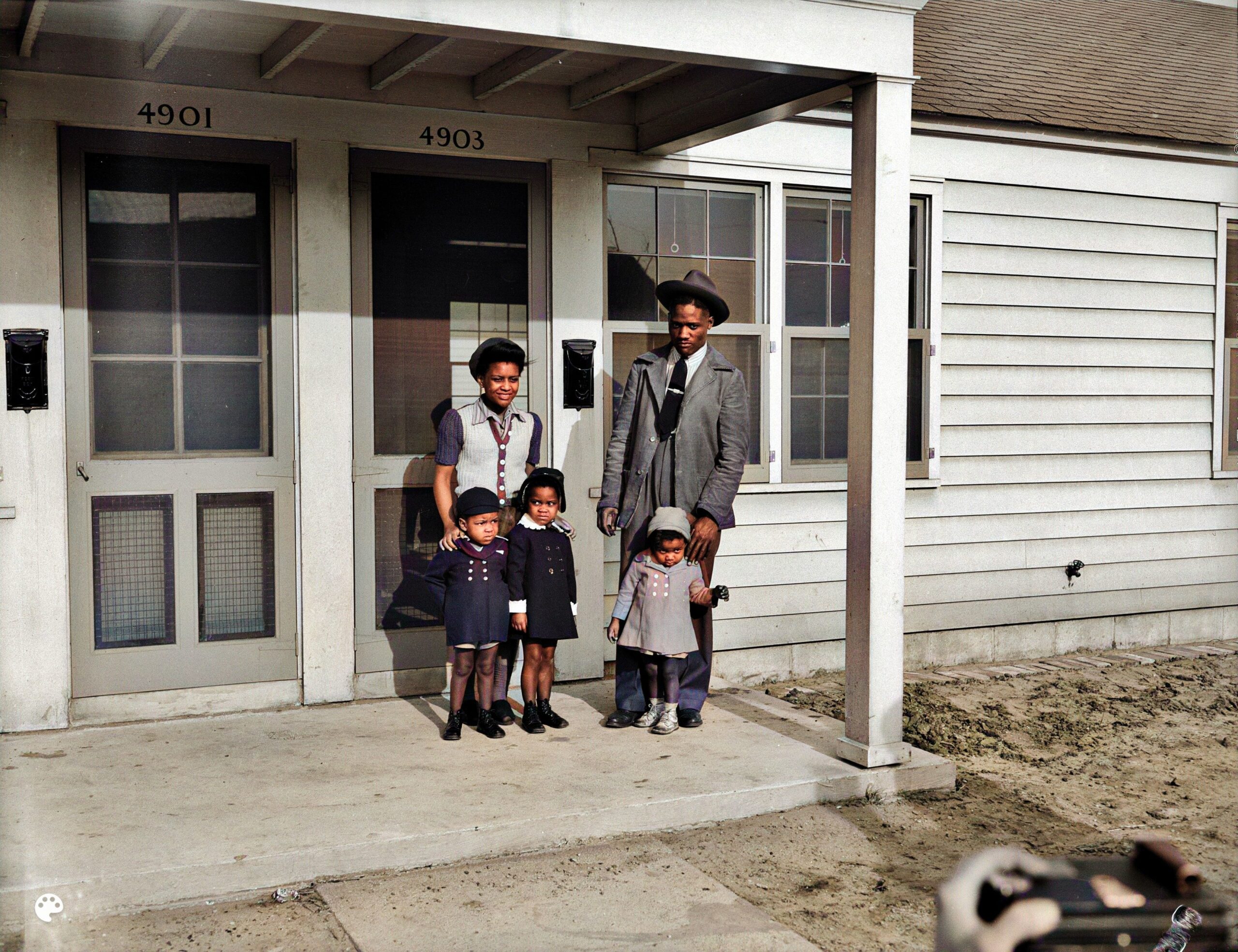 Family photo, Detroit, Michigan, 1942 (Credit: Arthur S. Siegel)