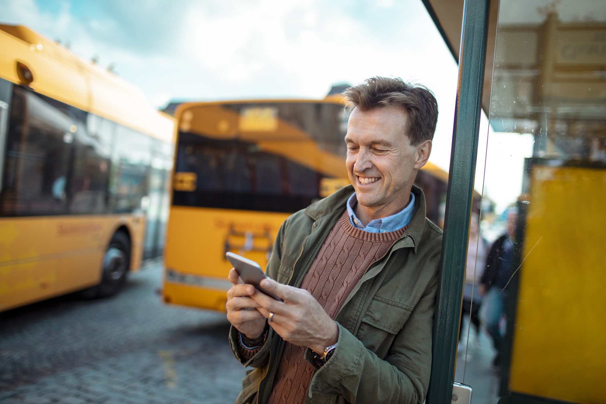 Mit der mobilen MyHeritage-App können Sie Ihre Familiengeschichte erforschen, während Sie auf den Bus warten
