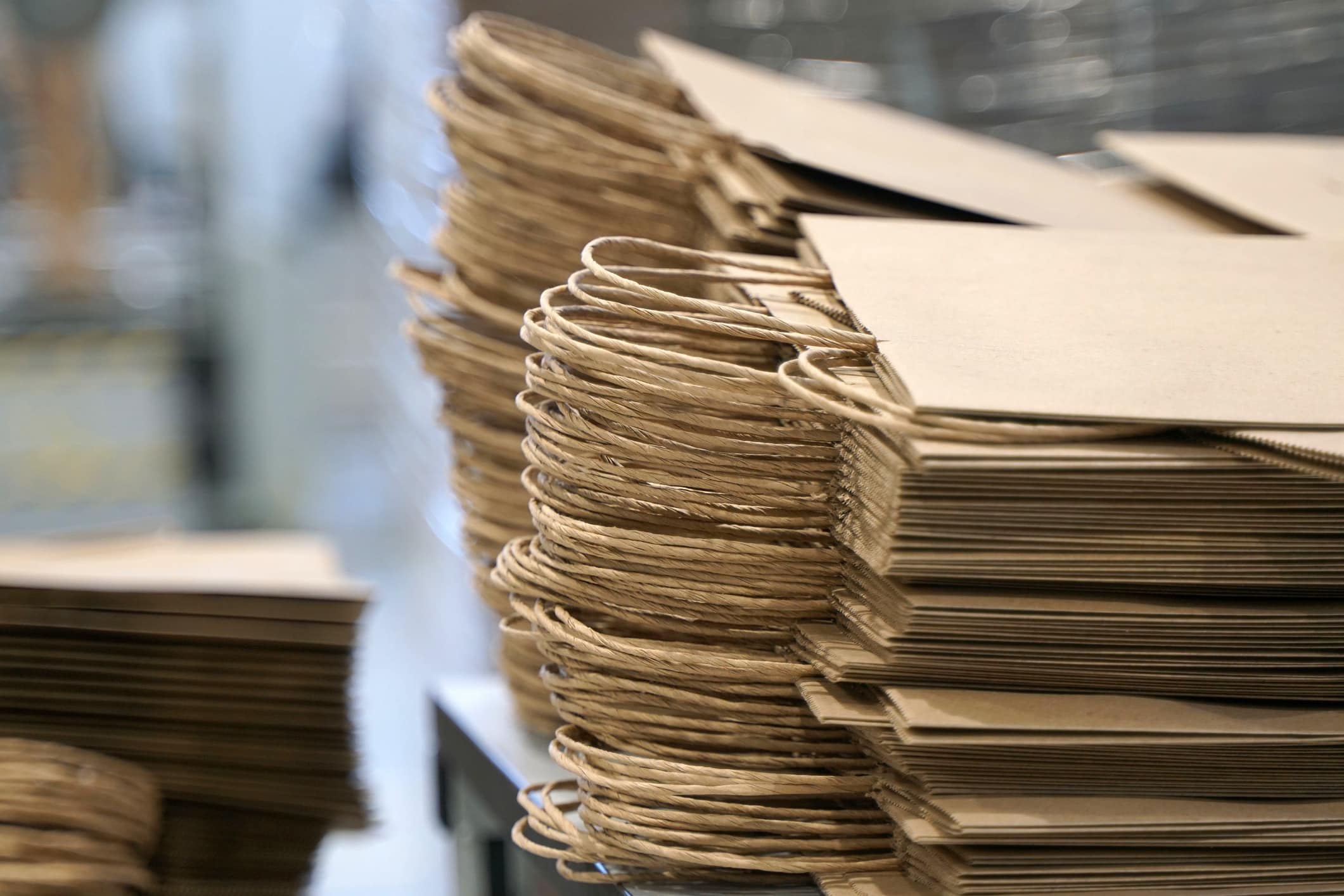 Stos papierowych toreb, produkowanych masowo dzięki Margaret Knight