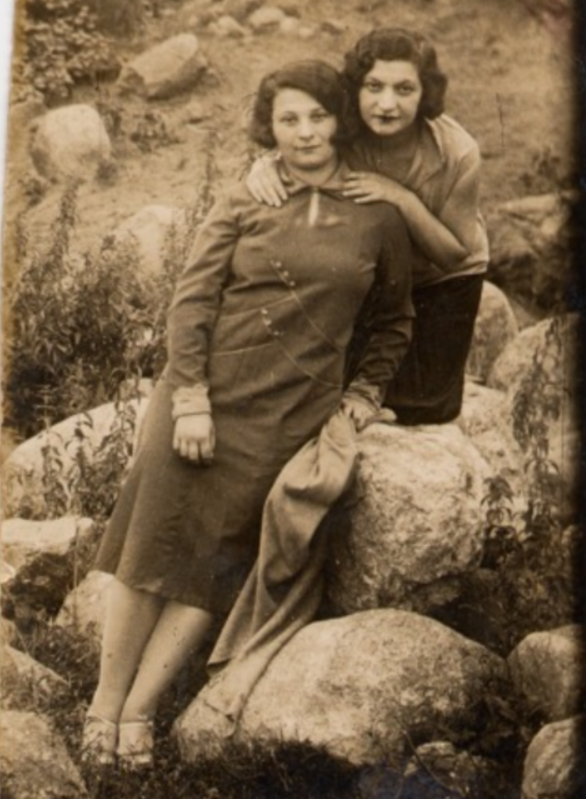 Mi abuela Chana Chwojnik (izquierda) y su hermana mayor Libke Chwojnik (derecha), que se quedó en Ruzhany y murió en el Holocausto. Esta foto fue tomada justo antes de que mi abuela Chana dejara su vida y emigrara a Israel. Para Chana, esta foto era el recuerdo de despedida de su hermana Libke. Nunca se volvieron a ver.