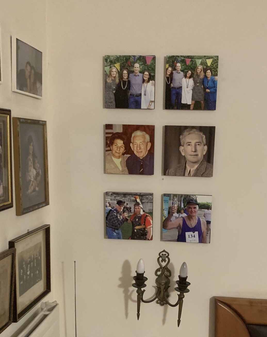 Seis de los Mixtiles, ahora colgados orgullosamente en el dormitorio de la madre de Gilad