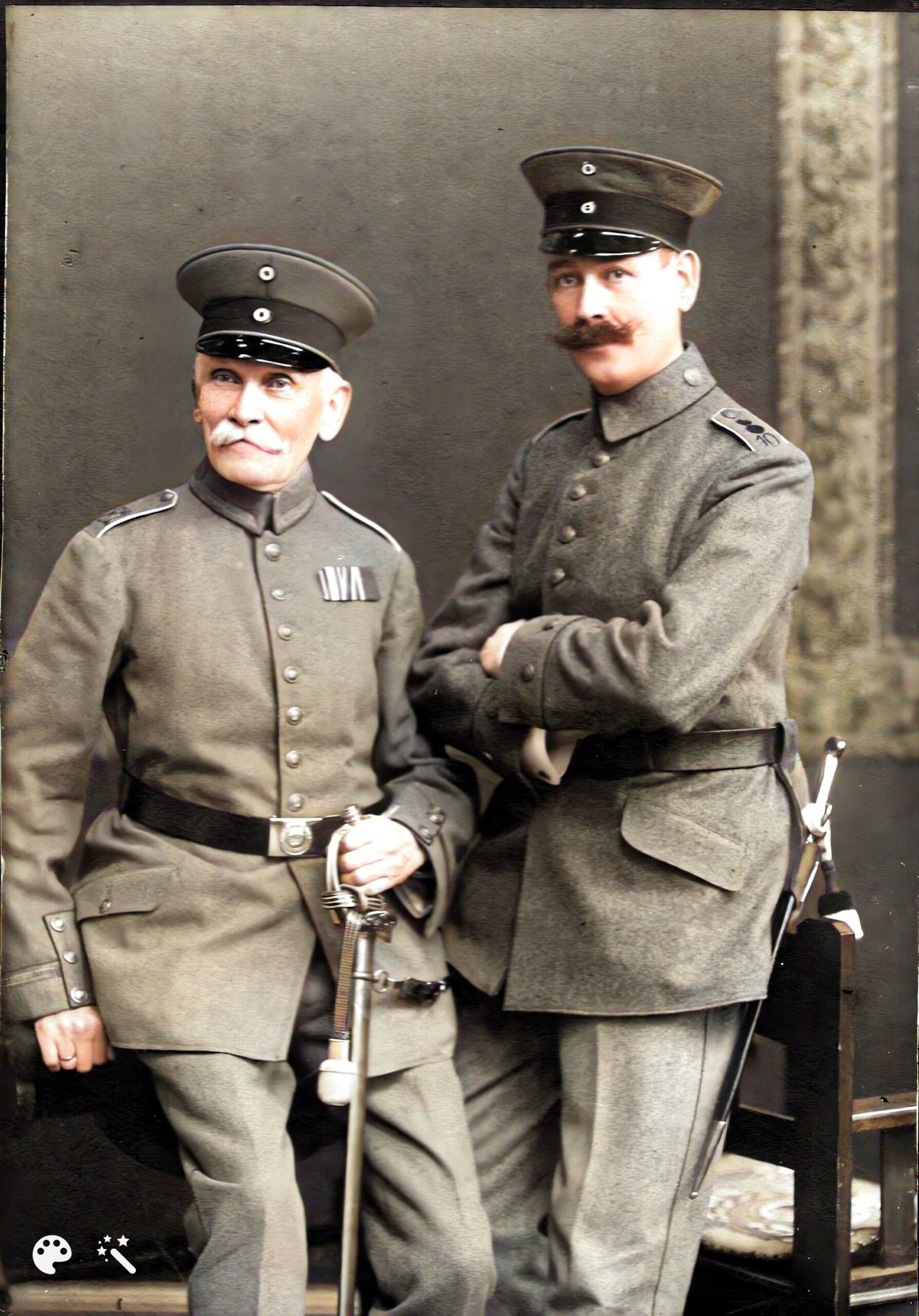 Mein Urgroßvater Hermann Hartmann (links) und Großonkel Franz Hartmann, der ältere Bruder von Hermann, um 1915. Foto verbessert von MyHeritage.