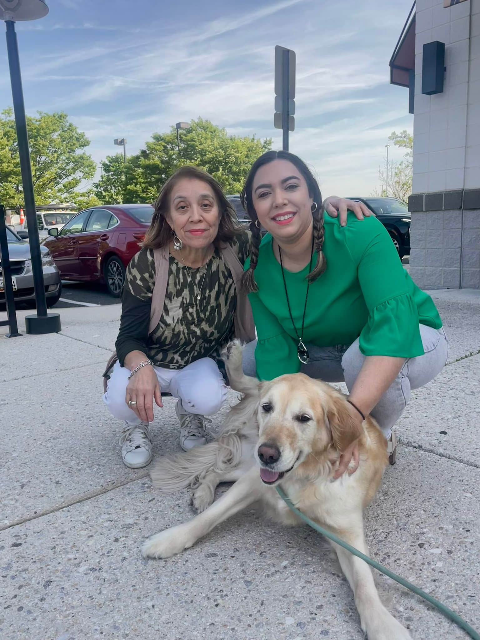 Cara con su madre y el perro de una amiga