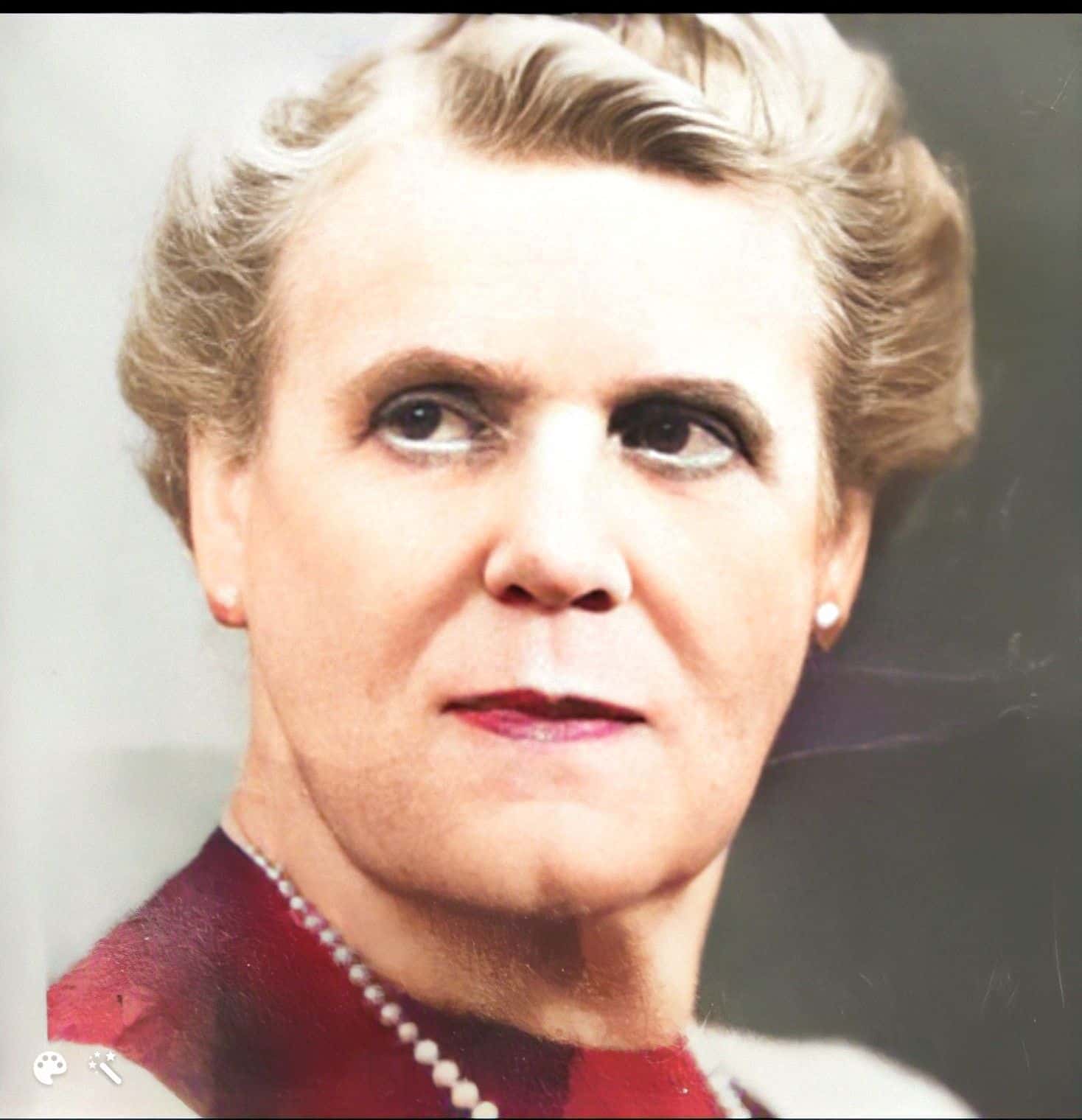Meine geliebte Großmutter Charlotte Helen (Nellie), ich nannte sie Dandy. Sie war so eine reizende Dame. Das Foto wurde von MyHeritage verbessert.