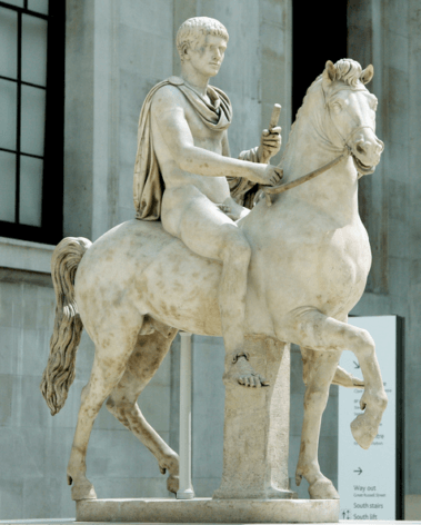 Staty av den romerska kejsaren Caligula på sin häst, Incitatus [Kredit: HorseNation]