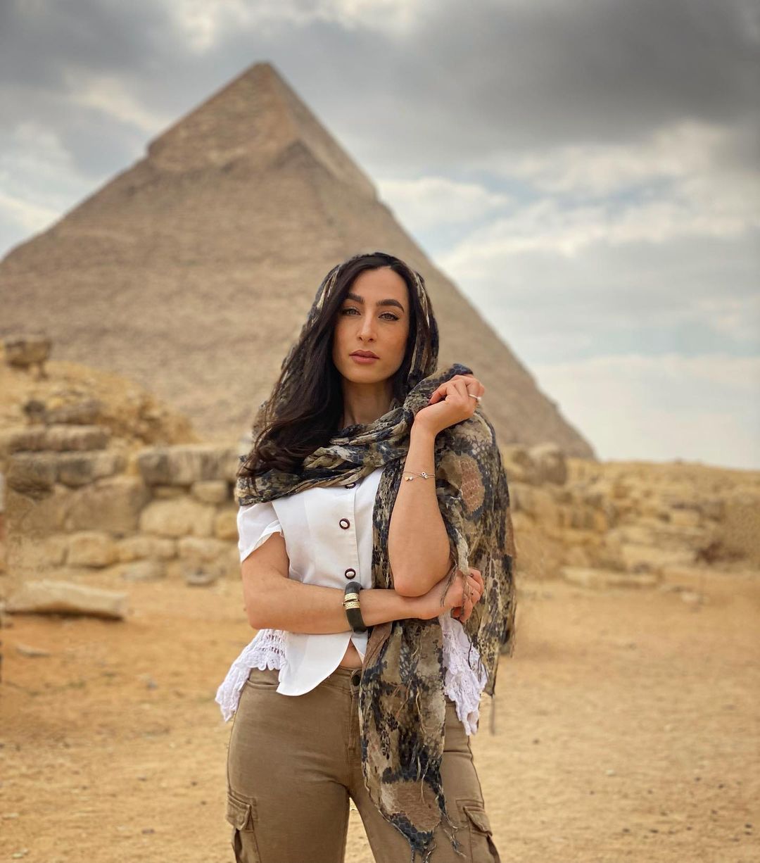 Kate Valério in front of the pyramids in Egypt