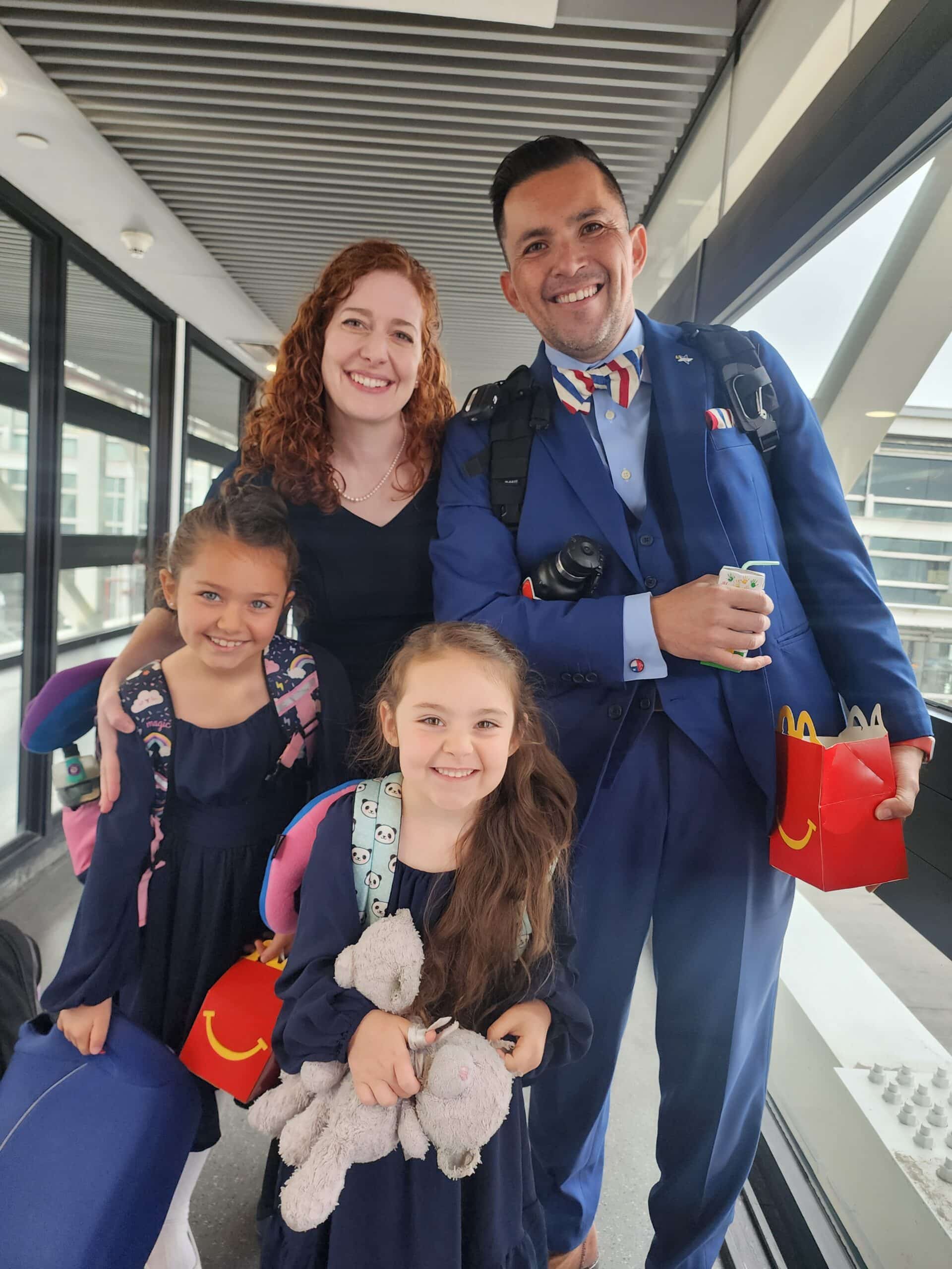 Jimmy auf dem Flughafen mit seiner Frau und seinen Töchtern, auf dem Weg nach Chile