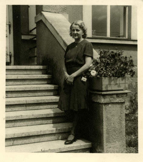 Julie Tichá (geb. Štiková) vor dem Hotel Hubertus in Lány, um 1945. Julie und ihr Mann leiteten das Hotel zwischen 1937 und 1948, als das Anwesen von der tschechischen kommunistischen Partei enteignet wurde.