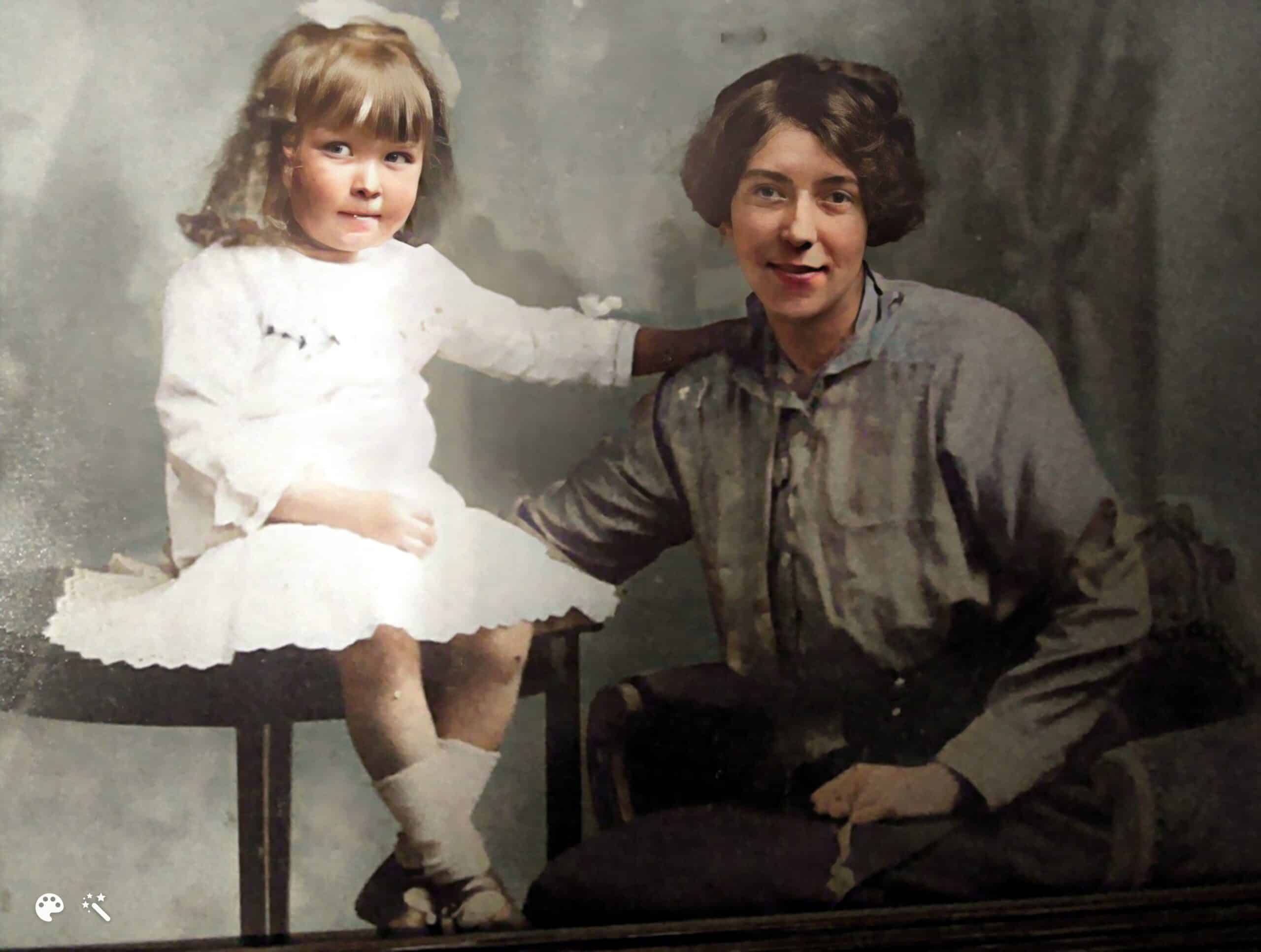 Julie Mamos' oldefar (til høyre) sammen med Julies bestemor som ung jente. Bildet er fargelagt og forbedret av MyHeritage.