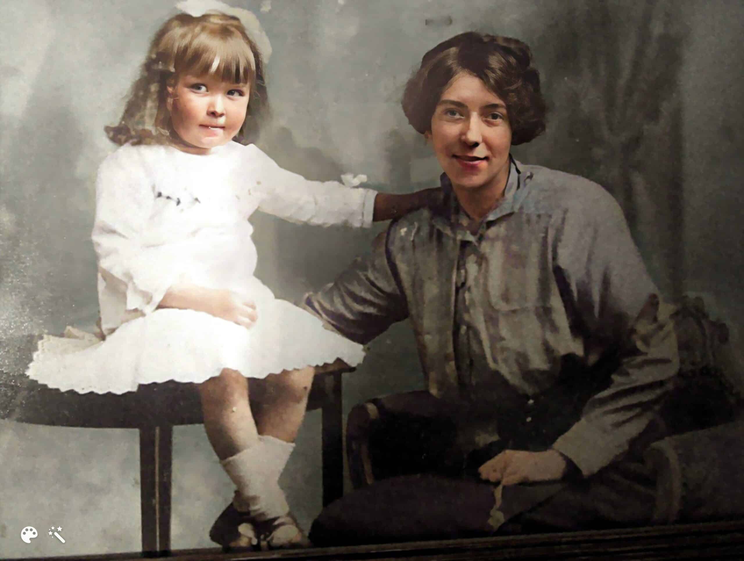 Julie Mamo's Urgroßmutter (rechts) mit Julie's Großmutter als junges Mädchen. Foto koloriert und verbessert mit MyHeritage