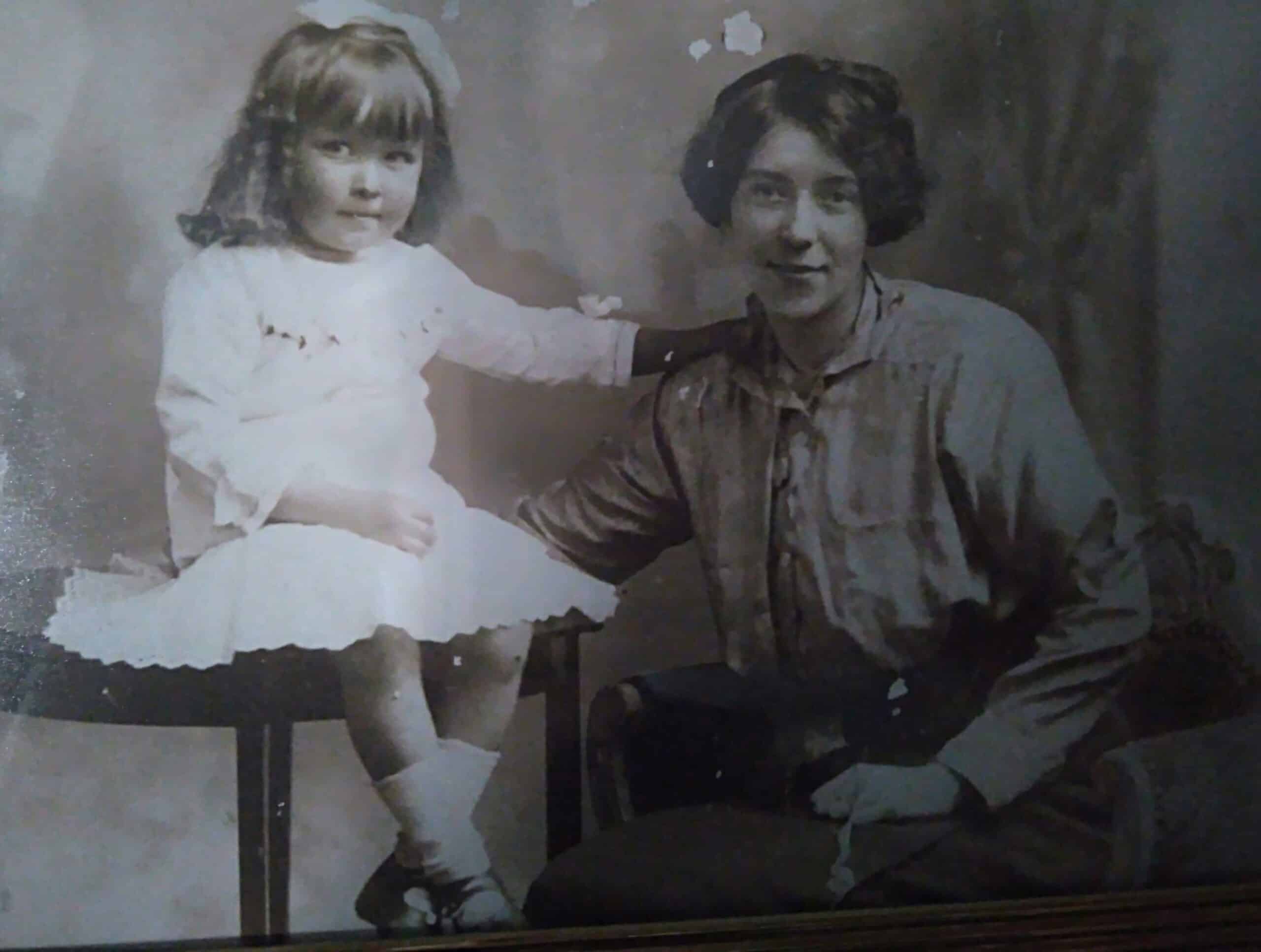 Julie Mamos oldefar (til højre) med Julies bedstemor som ung pige. Foto farvelagt og forbedret af MyHeritage.