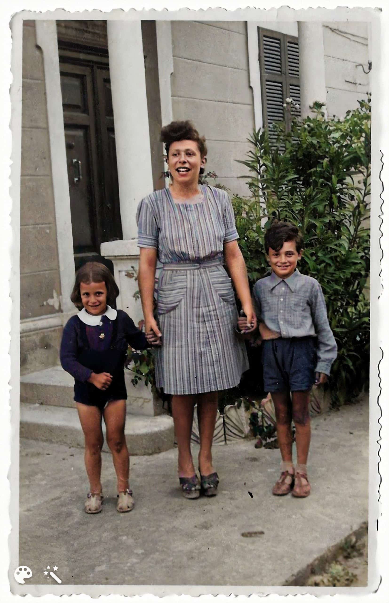 לינה, סבתה של ניקולטה, עם אחיה הקטן והדודנית שלה. התמונה נצבעה ושופרה על-ידי MyHeritage