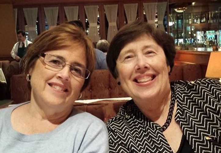 <em>Linda (rechts) en haar zus Deanie Honsinger op een genealogie bijeenkomst</em>