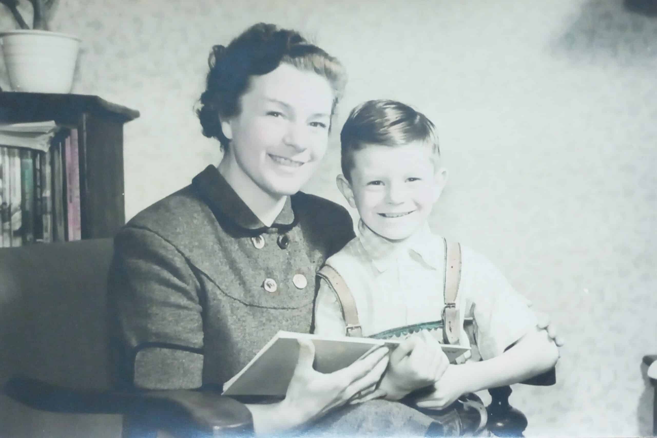 Peter som barn, sammen med sin mor Lotte i 1952. Foto forbedret og fargelagt av MyHeritage.