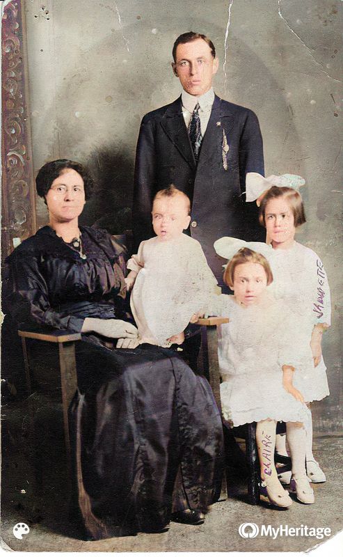Julies oldeforeldre Marie-Louise Guay og Louis Dufresne med sine eldste 3 barn. Jenta i front er Claire, tanten som ga henne bildene. Barnet er Armand og den siste jenta er datteren Jeannette