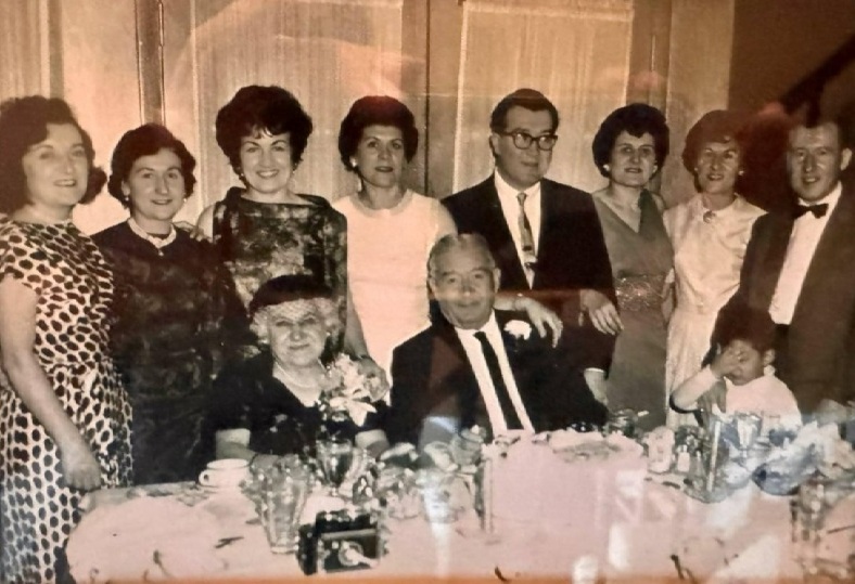 Maria Grazia Romano, os. Consiglio, miehensä Felicen ja heidän 8 lapsensa kanssa. Kuva korjattu ja väritetty MyHeritagessa
